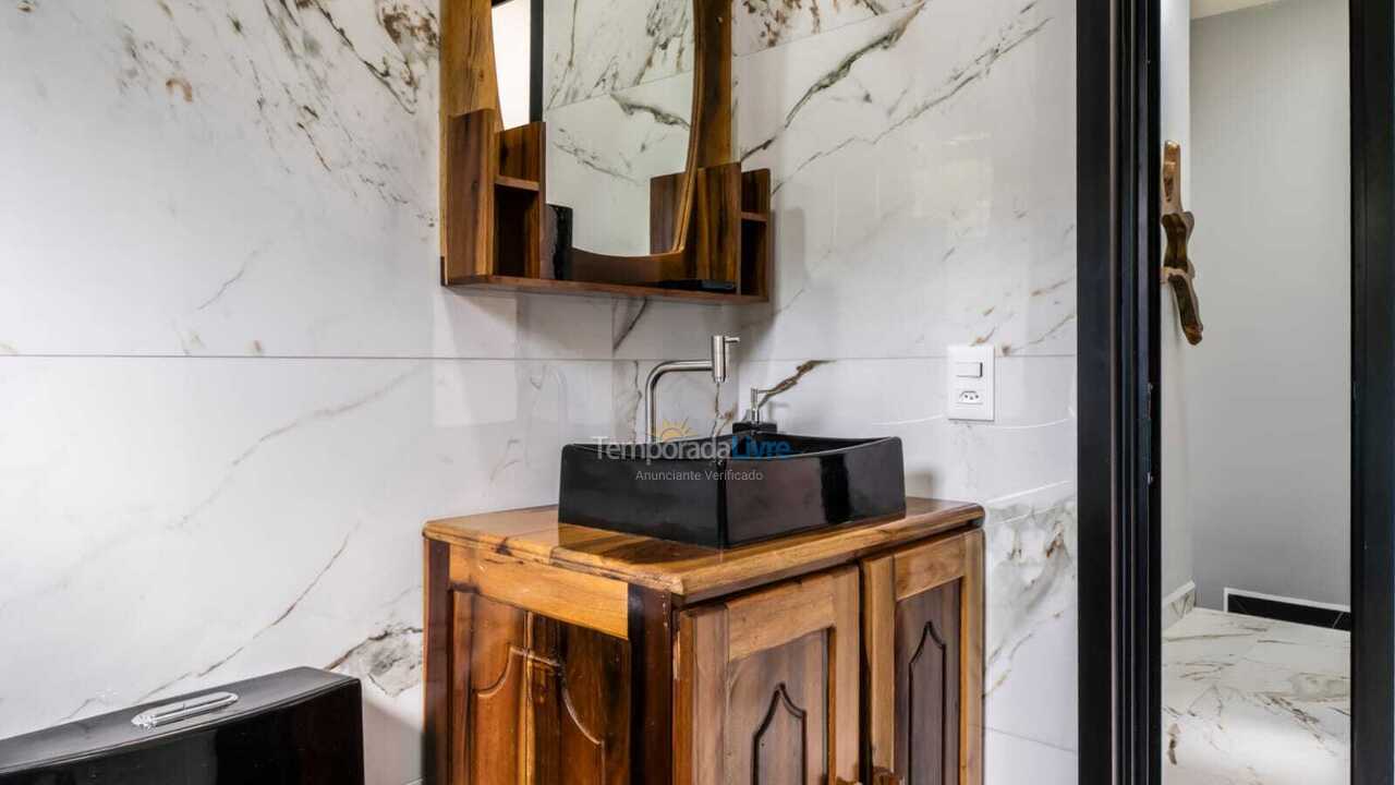 Casa para aluguel de temporada em Bombinhas (Praia de Zimbros)