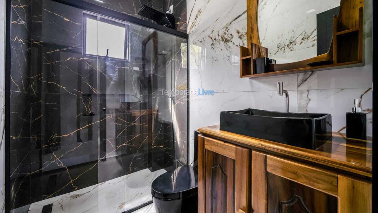 Casa para aluguel de temporada em Bombinhas (Praia de Zimbros)