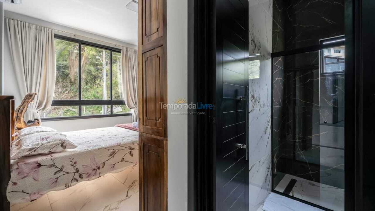 Casa para aluguel de temporada em Bombinhas (Praia de Zimbros)