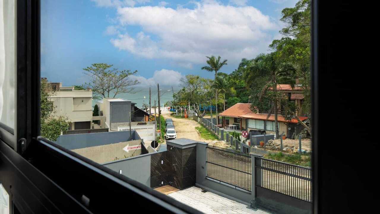 Casa para aluguel de temporada em Bombinhas (Praia de Zimbros)