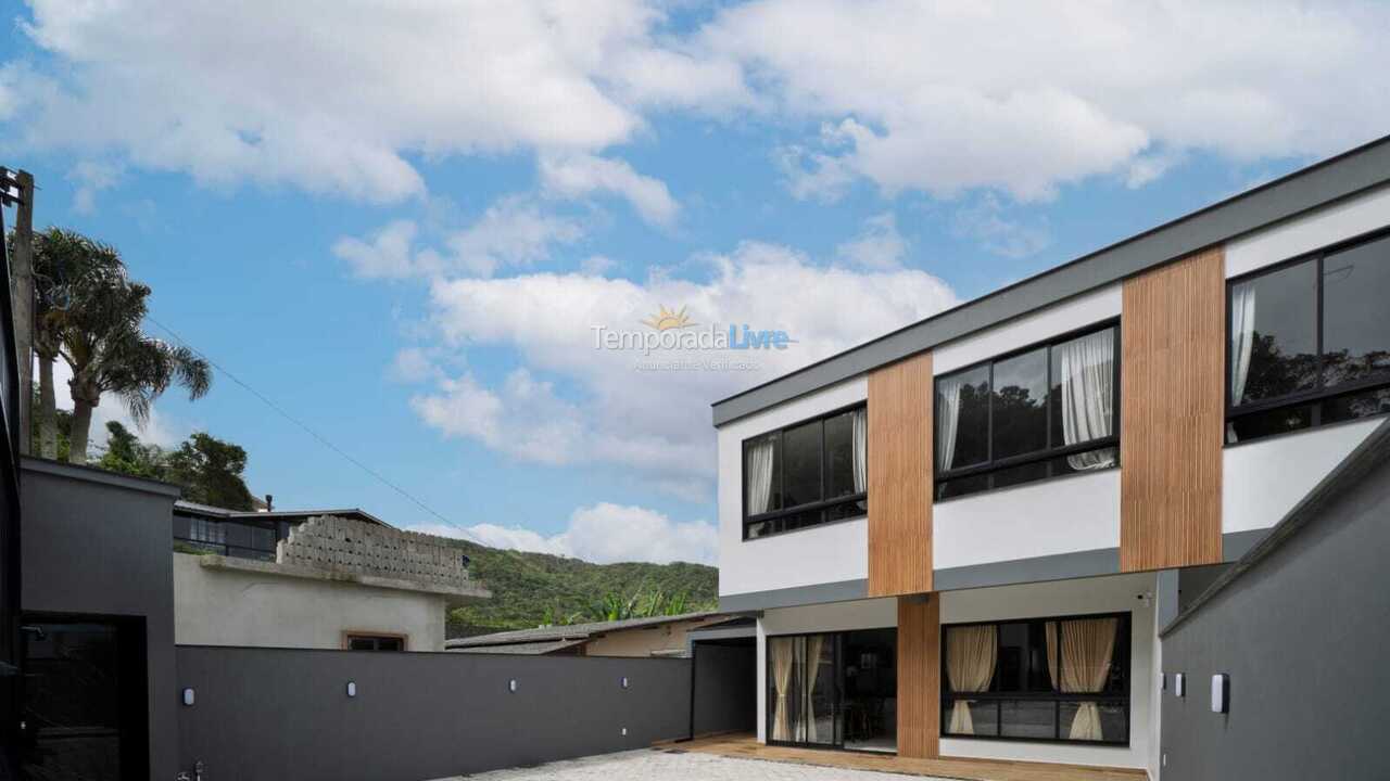 Casa para aluguel de temporada em Bombinhas (Praia de Zimbros)