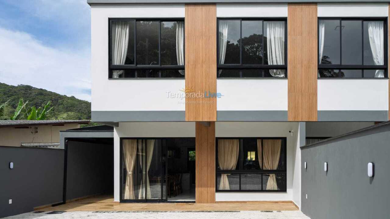 Casa para aluguel de temporada em Bombinhas (Praia de Zimbros)