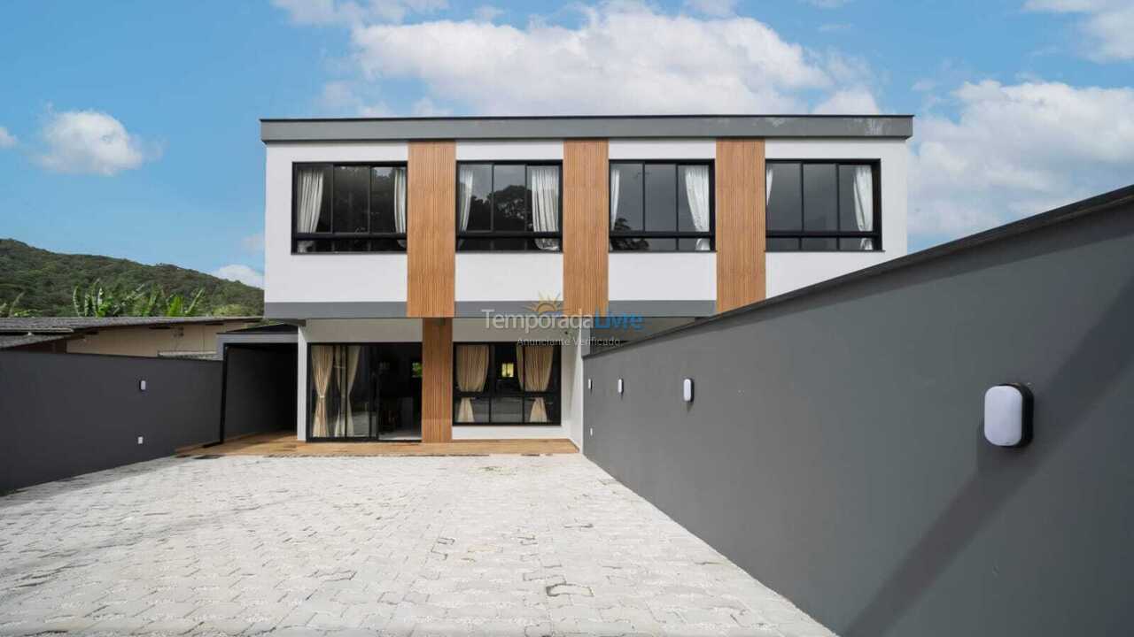 Casa para aluguel de temporada em Bombinhas (Praia de Zimbros)