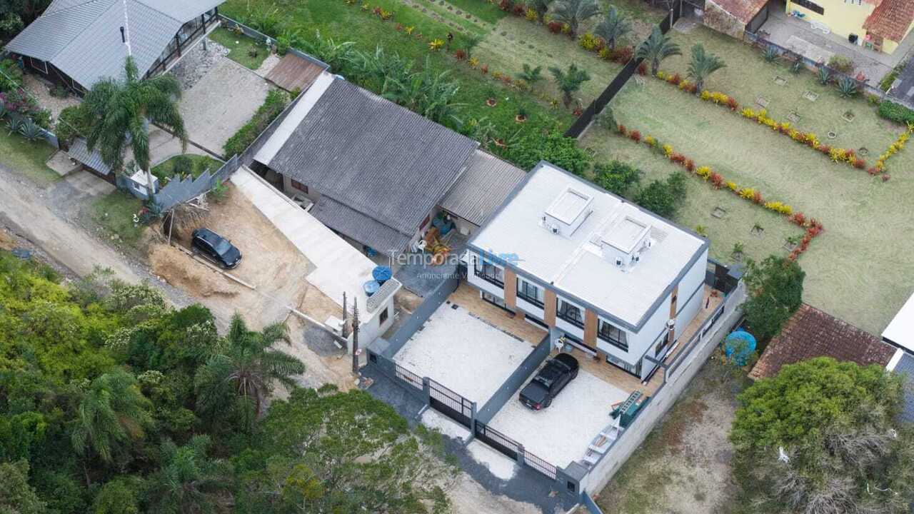 Casa para aluguel de temporada em Bombinhas (Praia de Zimbros)