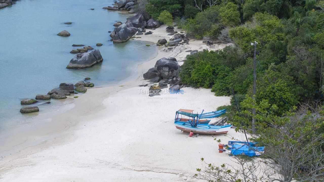 Casa para aluguel de temporada em Bombinhas (Praia de Zimbros)