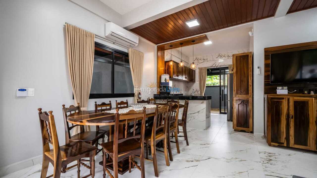 Casa para aluguel de temporada em Bombinhas (Praia de Zimbros)