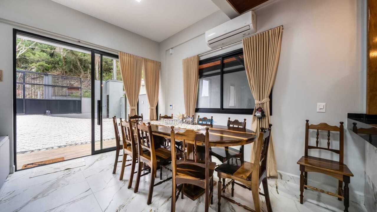 Casa para aluguel de temporada em Bombinhas (Praia de Zimbros)