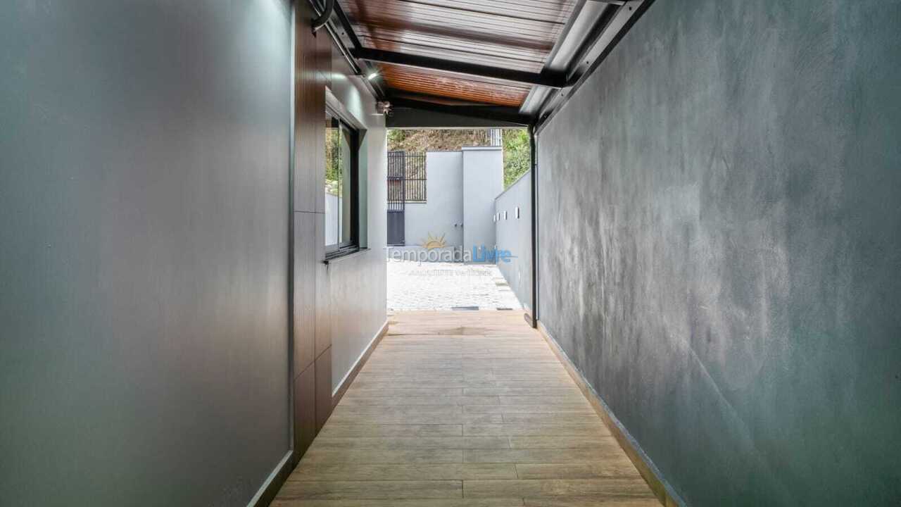 Casa para aluguel de temporada em Bombinhas (Praia de Zimbros)