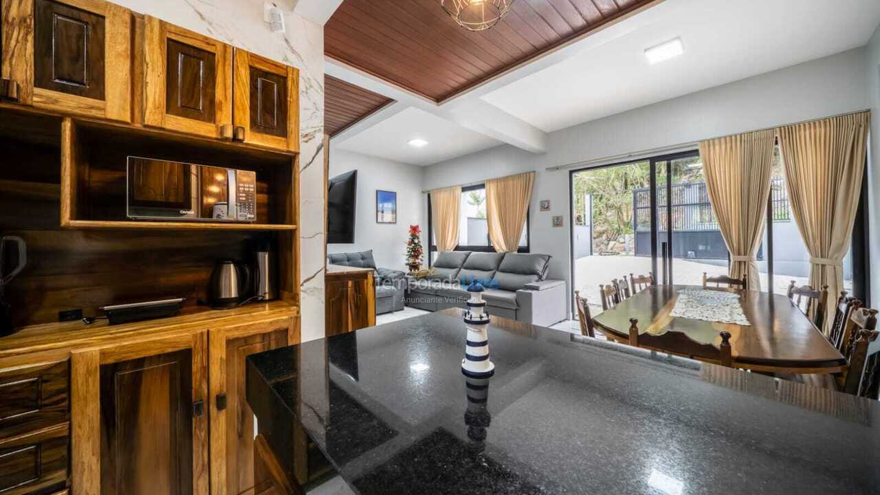 Casa para aluguel de temporada em Bombinhas (Praia de Zimbros)