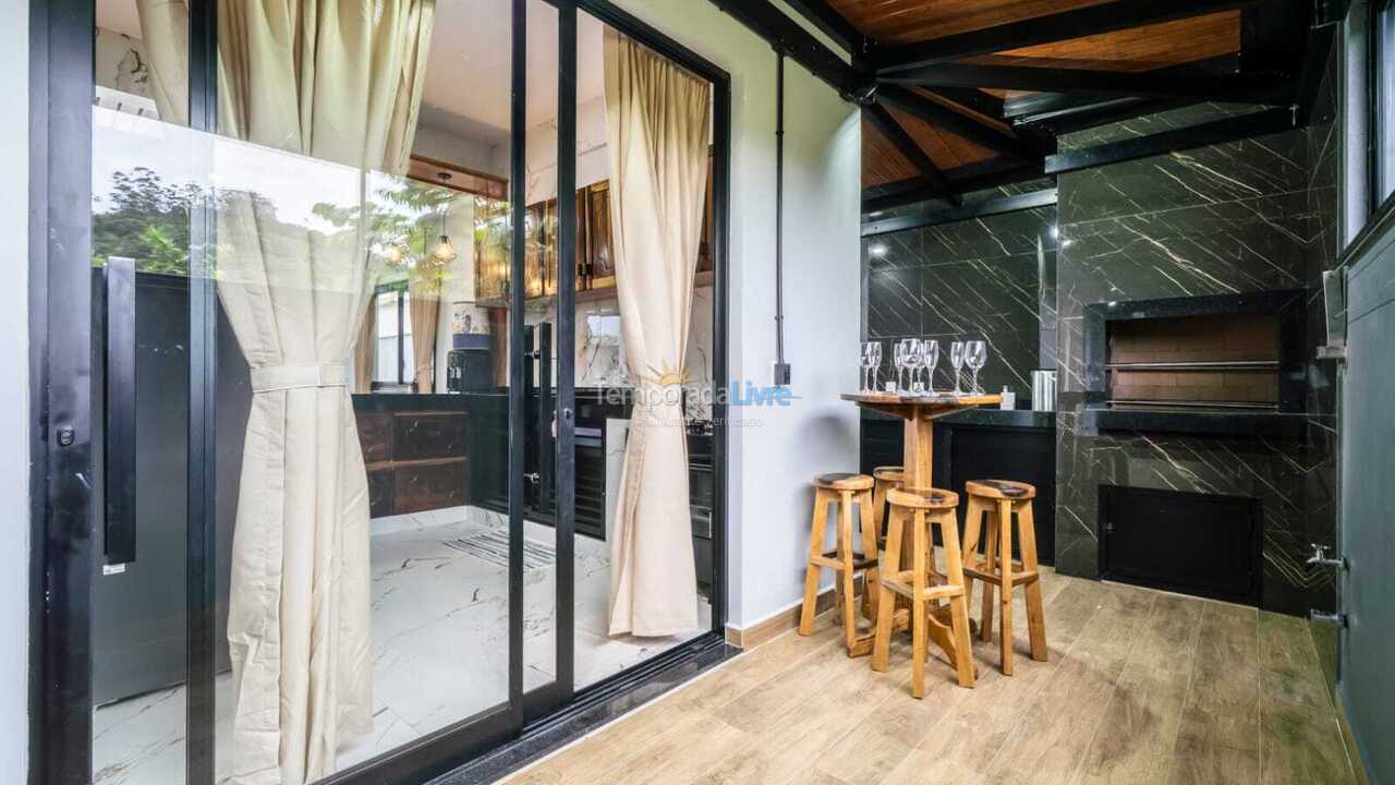 Casa para aluguel de temporada em Bombinhas (Praia de Zimbros)