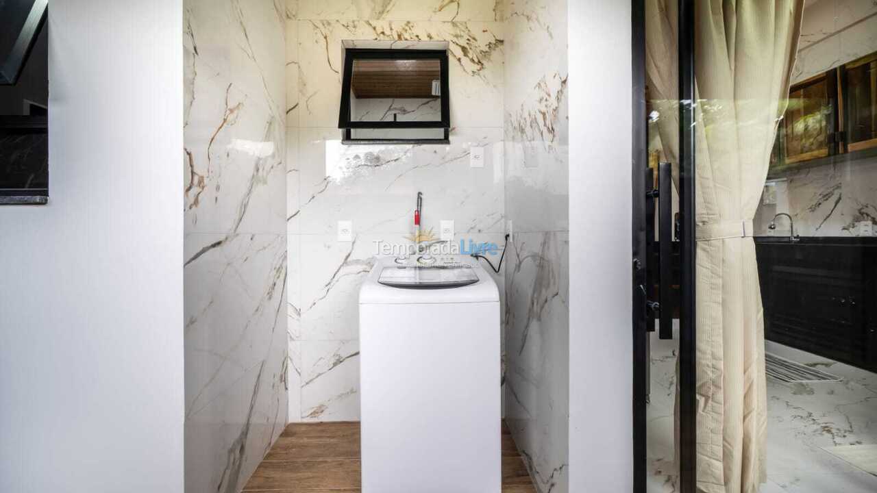 Casa para aluguel de temporada em Bombinhas (Praia de Zimbros)