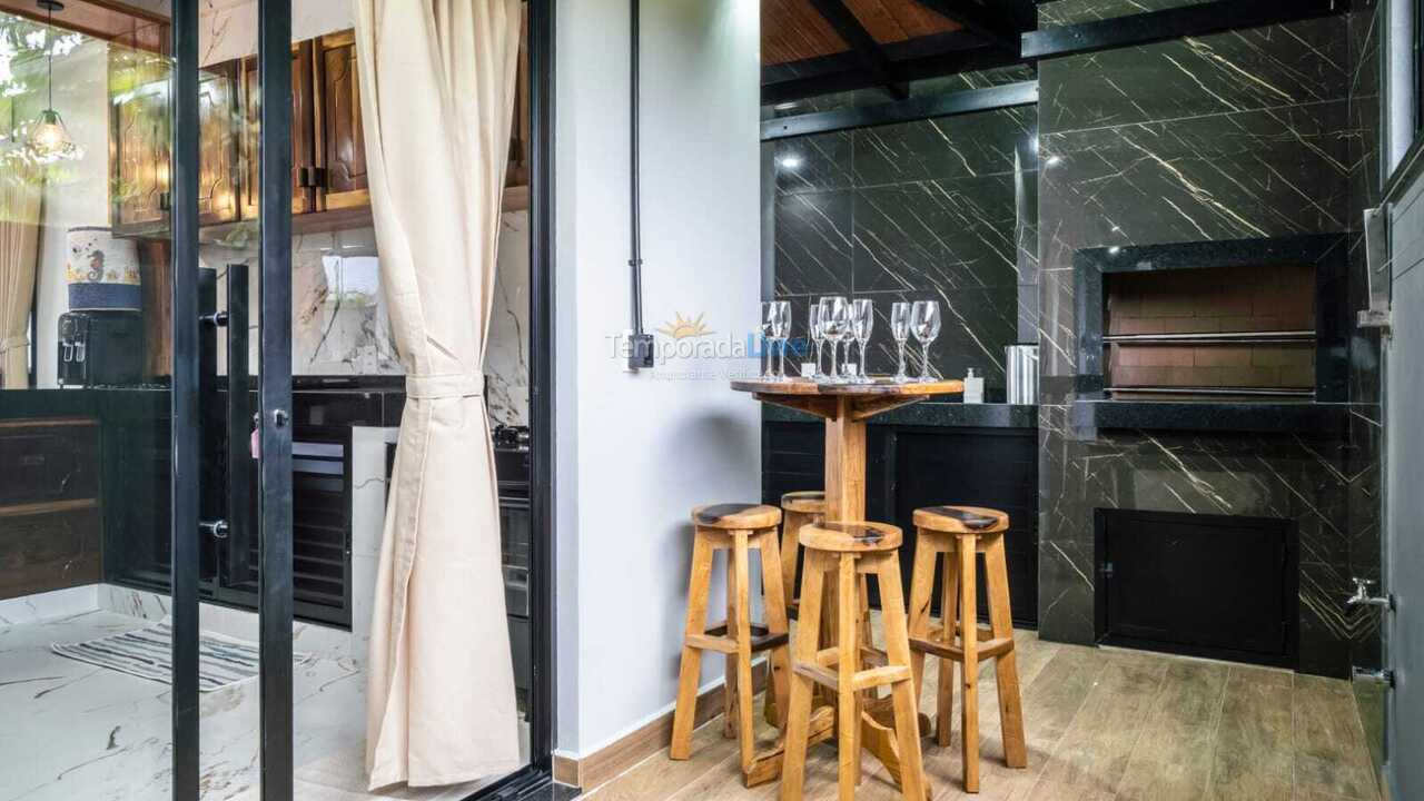 Casa para aluguel de temporada em Bombinhas (Praia de Zimbros)