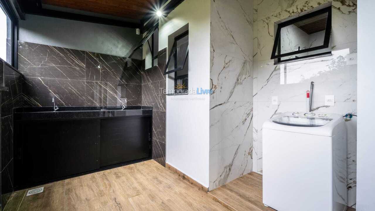 Casa para aluguel de temporada em Bombinhas (Praia de Zimbros)