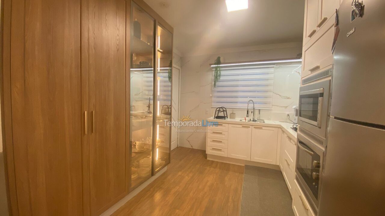 Casa para aluguel de temporada em Bombinhas (Praia de Zimbros)