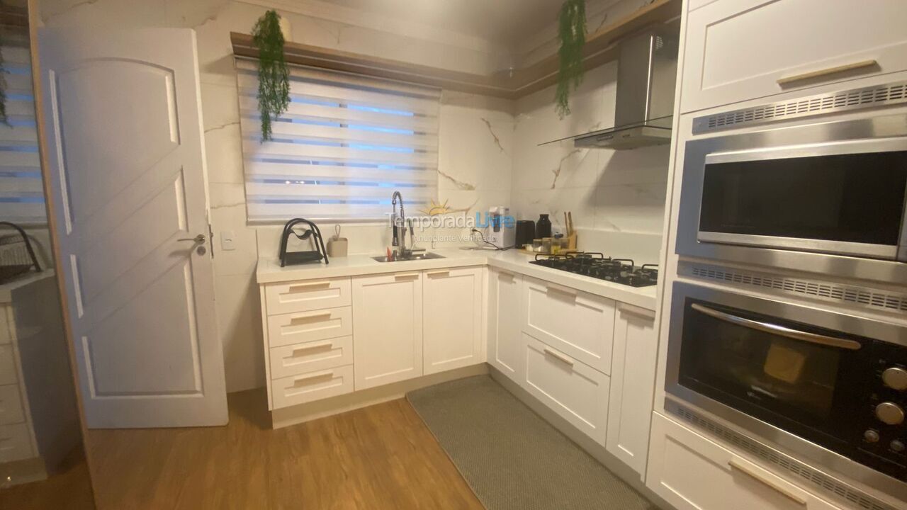 Casa para aluguel de temporada em Bombinhas (Praia de Zimbros)