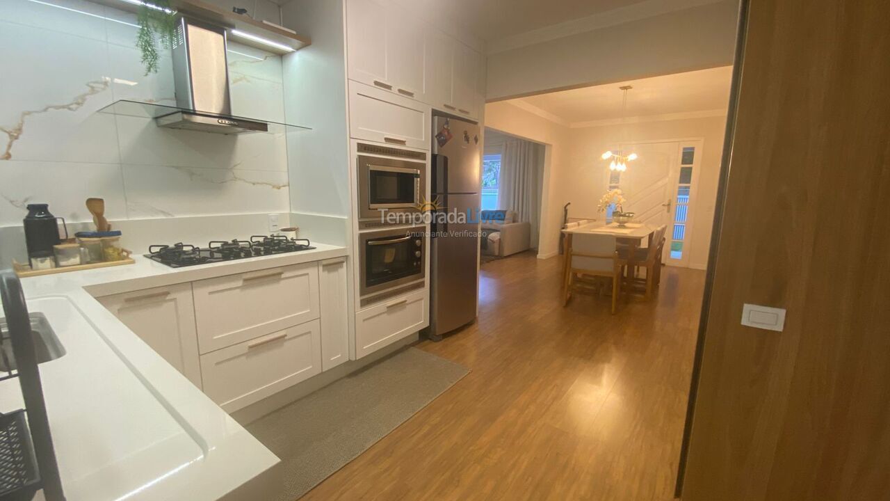 Casa para aluguel de temporada em Bombinhas (Praia de Zimbros)