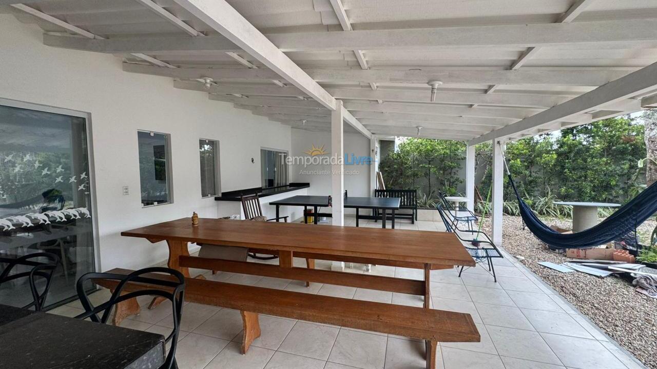 Casa para aluguel de temporada em Bombinhas (Praia de Zimbros)