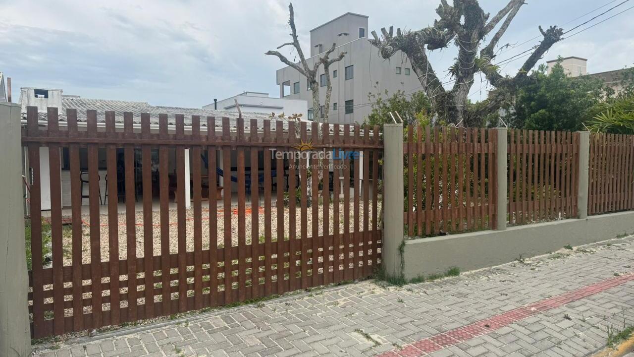 Casa para aluguel de temporada em Bombinhas (Praia de Zimbros)