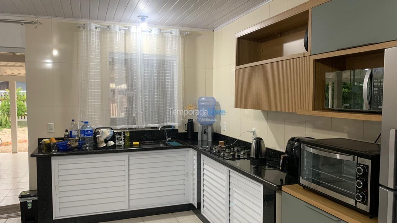 Casa para aluguel de temporada em Bombinhas (Praia de Zimbros)