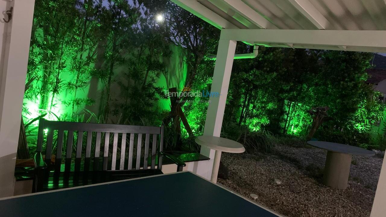 Casa para aluguel de temporada em Bombinhas (Praia de Zimbros)