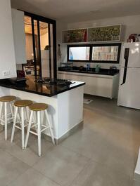 Belíssima casa de condomínio disponível para locação.