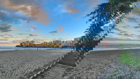 Departamento frente a la playa, cerca de Playa Pitangueiras, Playa Enseada y Mirador de Maluf