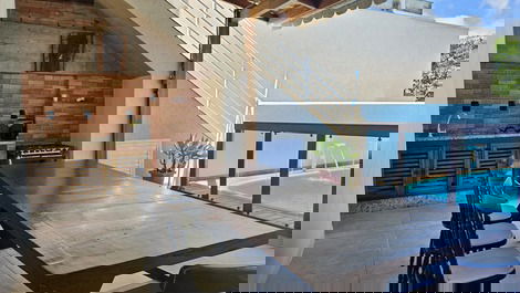 Family home with pool in Zimbros.