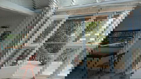 Varsnda segundo andar que sai do quarto