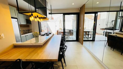 Excelente Sobrado com 2 suítes na Praia de Mariscal