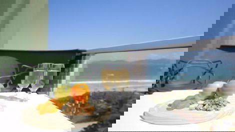 Apartamento com linda vista para a Praia de Quatro Ilhas - Bombinhas