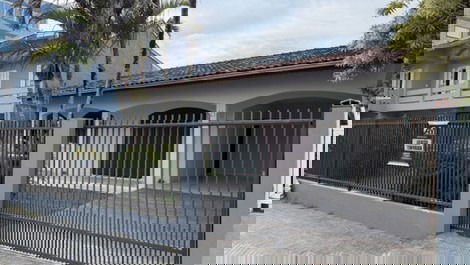 Great house, 3 bedrooms with AC, Wi-Fi, barbecue, covered garage.