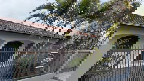 Great house, 3 bedrooms with AC, Wi-Fi, barbecue, covered garage.